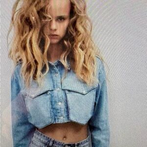 Woman’s. Cropped denim snap shirt